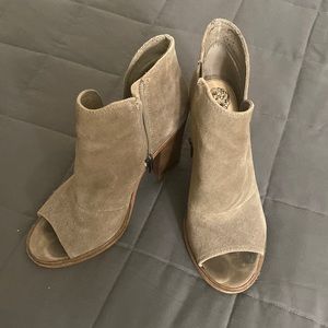 Vince Camuto open toe heeled bootie / W9